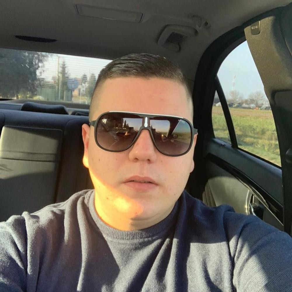 Hvali se po Fejsu besnim kolima, a pre jezive božićne čestitke Srbima, kleo se da će odrobijati jednog novinara! (FOTO)