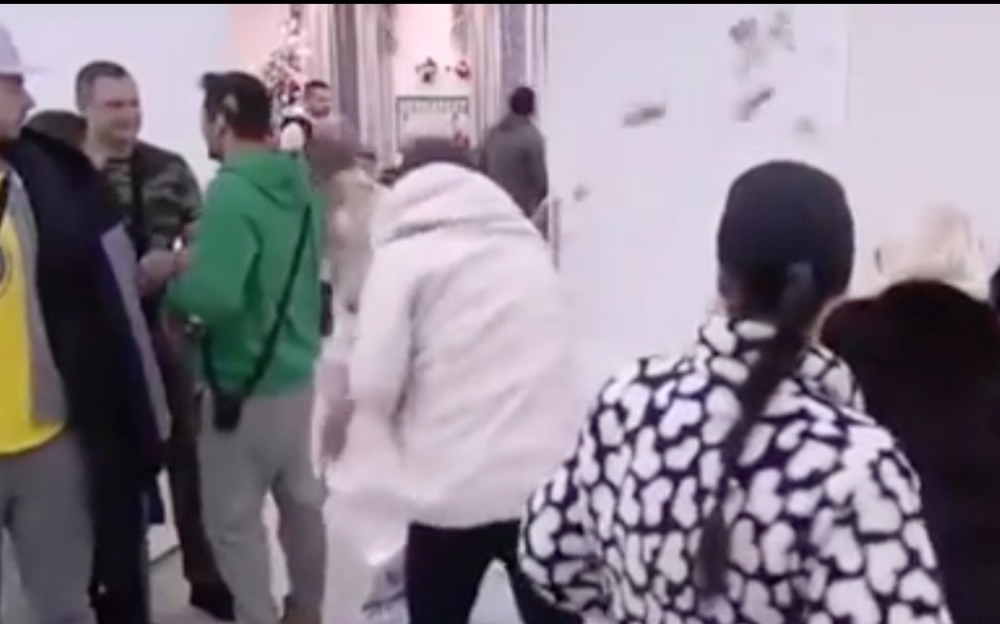 Mića razbacao pare po kući, besan režao na Sanju! I to sve zbog ovog postupka!