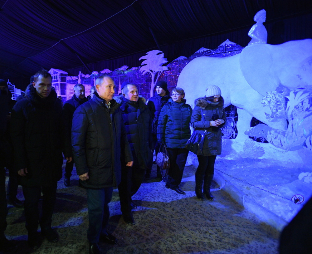 Detalj na šaci ruskog predsednika tokom Božićne liturgije izazvao pometnju na društvenim mrežama! (VIDEO)
