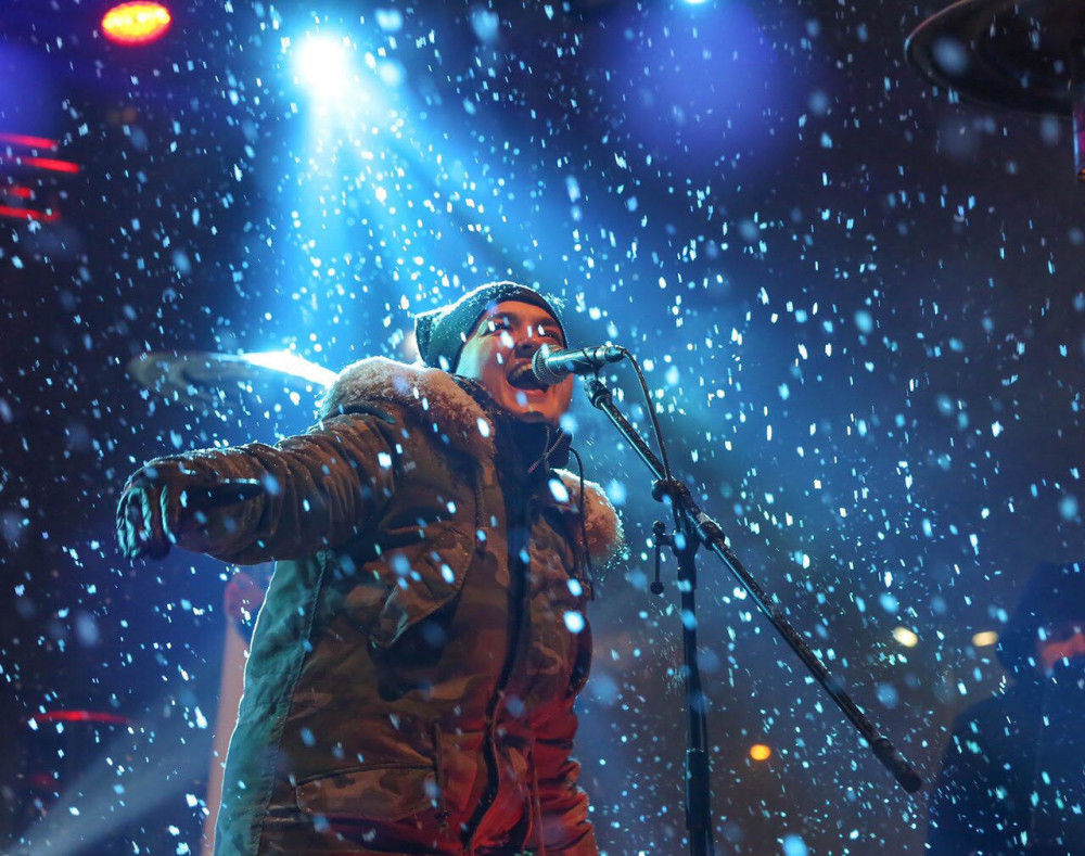 Marija Šerifović jača od mećave i debelog minusa!  Slušalo je 15 000 ljudi na trgu u Užicu po nevremenu! (FOTO)