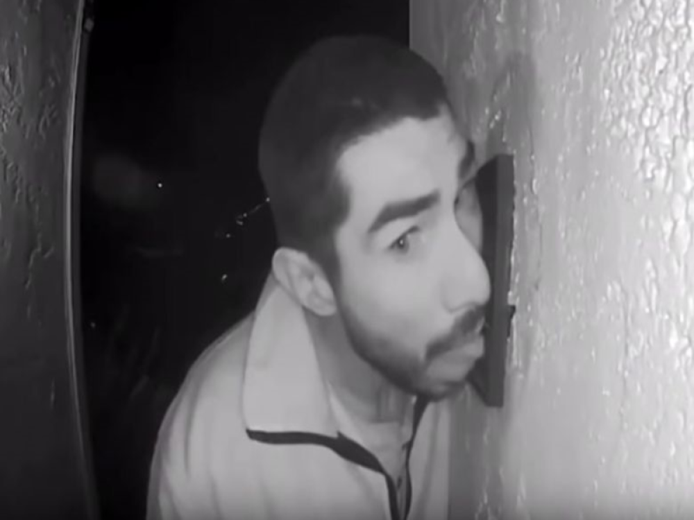 Policija traži muškarca koji je čak tri sata lizao zvono na ulaznim vratima