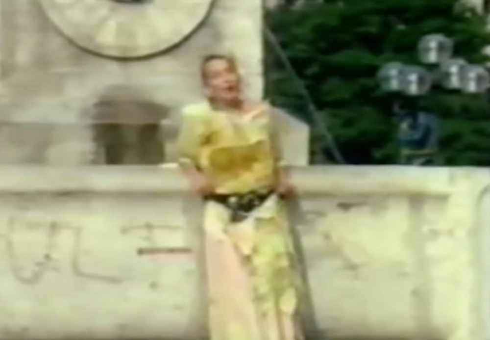 Potpuno gola pevačica devedestih sve zasenila, njena slika u kadi mami na uzdahe! (FOTO 18+)