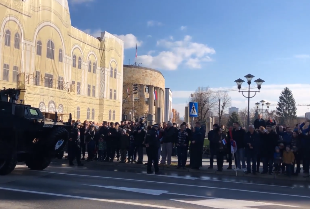 Zver visoka tri metra izletela na ulice Banjaluke, svi gledali u čudu!