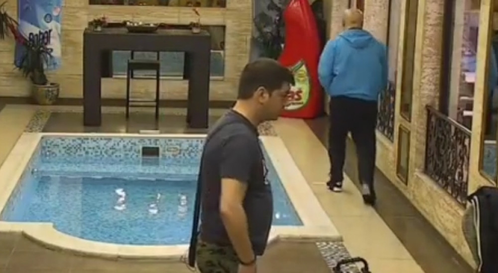 Ivan Marinković pod dejstvom alkohola skinuo trenerku i počeo da se hvata za polni organ! (VIDEO)