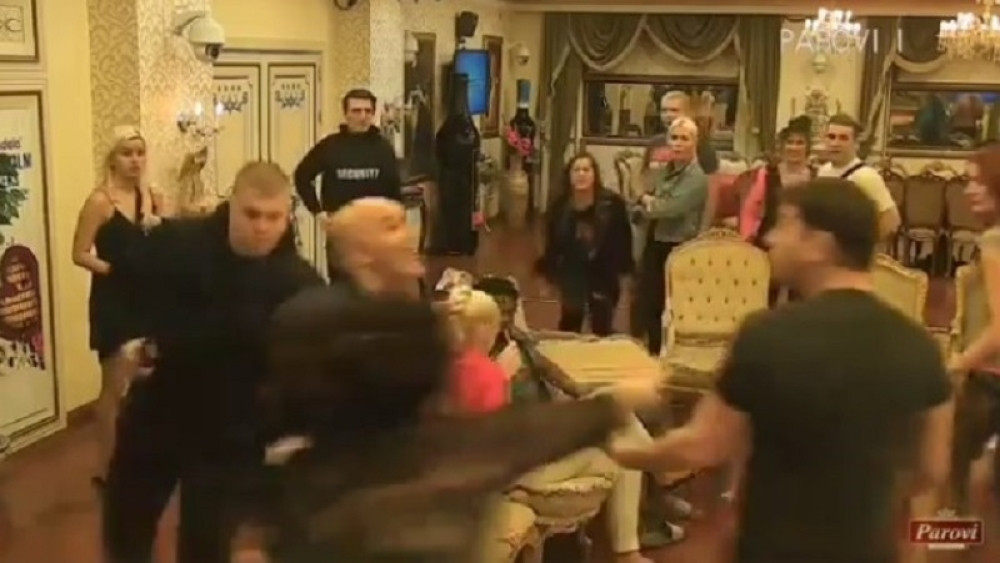 Žestok obračun u Parovima! Krenuli da se MLATE kada su videli šta Baki krije u ormaru!