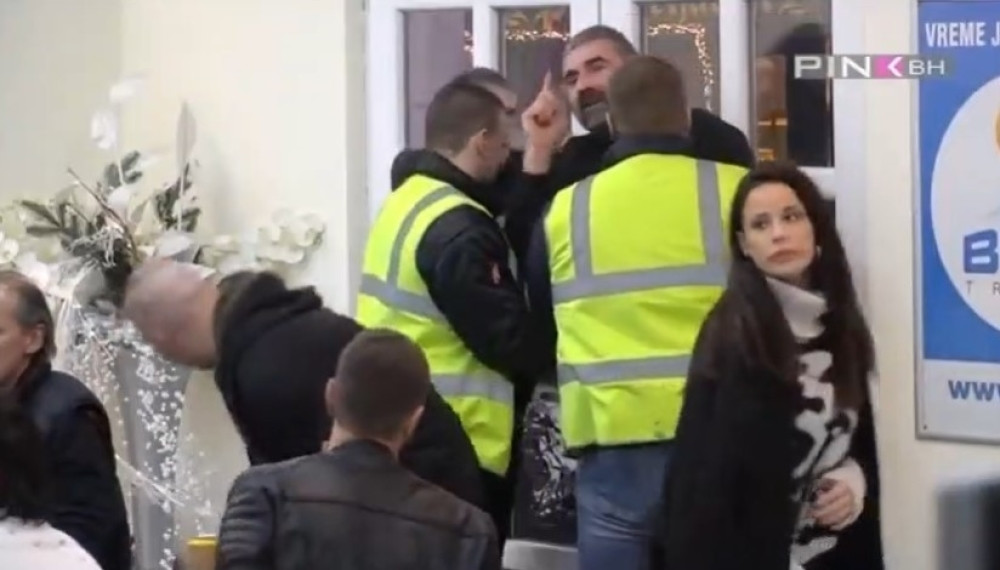 Pu*iš za 10 evra! Miki NAVALIO na Tomu, otkrio skandalozne detalje! Obezbeđenje nije moglo da ga obuzda!