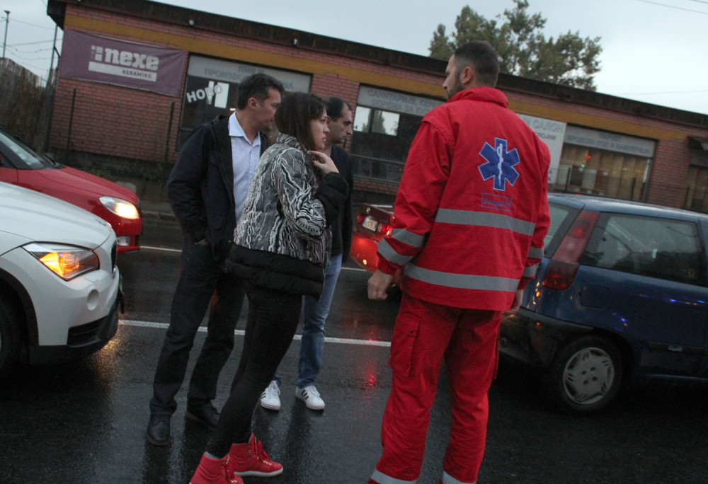 Pozvao prijatelje u goste, pa dohvatio kuhinjski nož... Liptala je krv iz stomaka jednog od njih