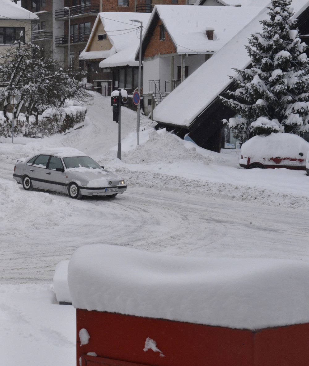 Seksi Ruskinja svako jutro izađe GOLA na sneg - 30, a onda uradi nešto od čega vam neće biti dobro! (VIDEO)