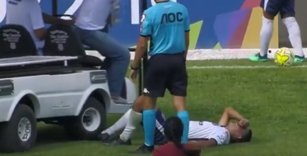 Povredio nogu na utakmici, a onda ga doktori PREGAZILI kolima Hitne pomoći i smejali se! (VIDEO)