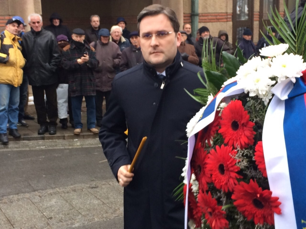 VUČIĆ POSLAO VENAC ZA ŠEKIJA: Pet reči i zastava Srbije za legendu svetskog fudbala (FOTO)