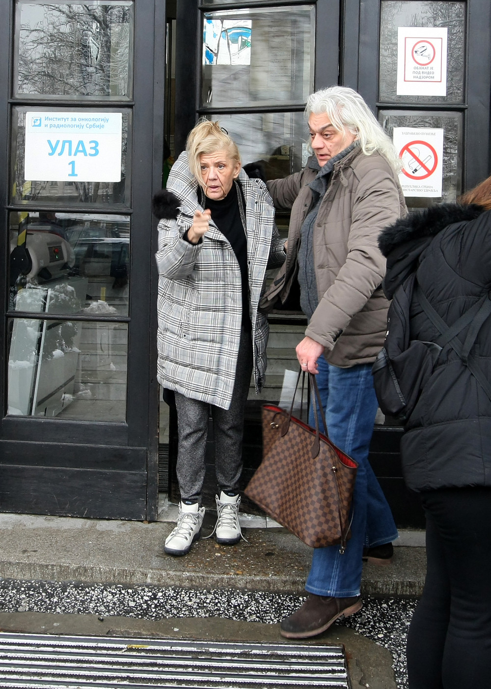 Marina je uslikana kako dolazi na onkologiju, a uz nju je bio ON kao njena velika podrška!