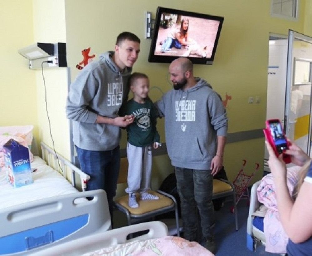 Košarkaši Zvezde posetili dečiju onkologiju: "Neka znaju da nisu sami..."