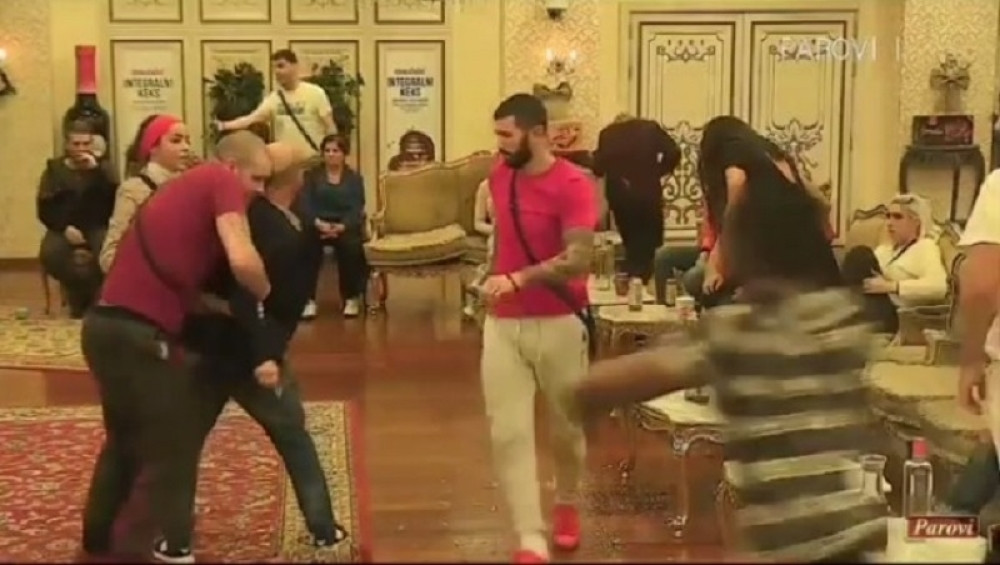 Mili razbijenom flašom krenuo na voditeljku! (VIDEO, FOTO)