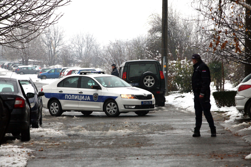 Manijak presreo tinejdžerku na ulici i pokušao da je SILUJE U SNEGU! Devojku spasila jedna stvar!