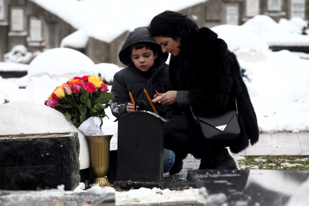 Milena sa sinom na Oliverovom grobu... Najdirljiviji trenutak je bio kada su uradili ovo!