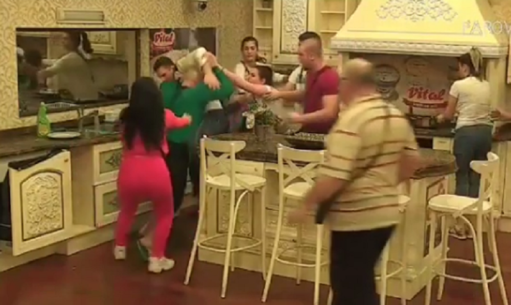 Baki hteo da ubije Boga u njemu! Prvo ga udario snažno u leđa, a onda ga je horda ljudi sprečavala da ga dokrajči! (VIDEO)