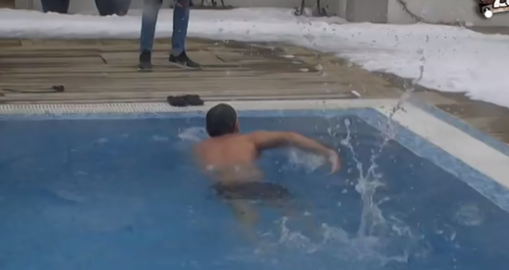 Skočio u leden bazen na minusu! Nikad hladnije vreme, a sneg nenormalno napadao, njemu to ništa nije smetalo!
