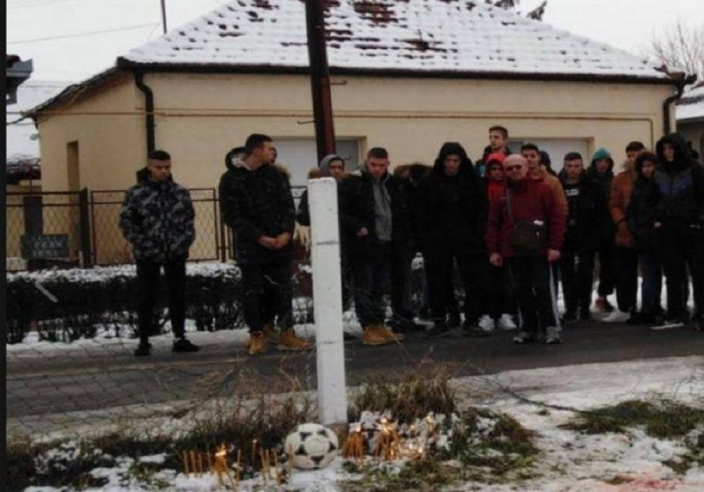 Lopta i sveće na mestu tragedije, fudbaleri došli da se oproste od tinejdžera ubijenog nakon komšijske svađe! (FOTO)