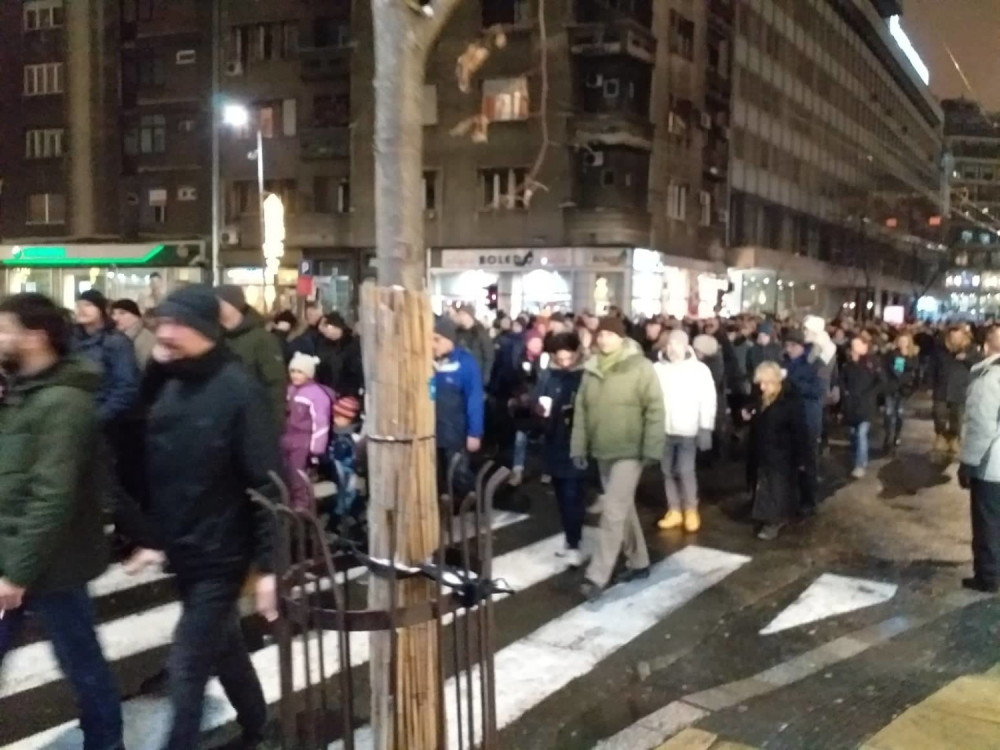 Posle reči promotera Đilasovih protesta svaki Srbin će se prekrstiti i reći: "Oprosti mu, Bože, ne zna šta radi!" (FOTO)