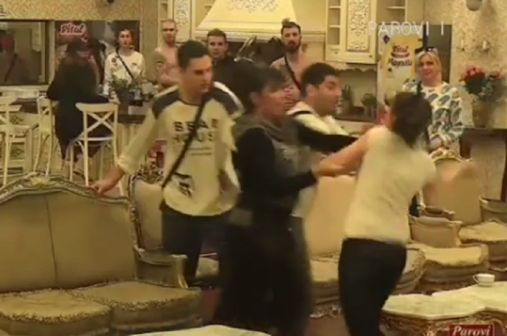 Brutalno udarala i lupala šamare Ivanu Marinkoviću, nasilje u vili "Parova"! Sledi potez produkcije! (VIDEO)