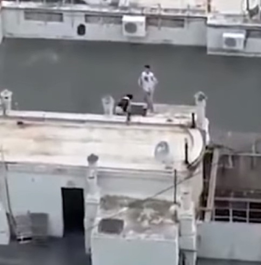 U zanosu menjali poze, nisu se obazirali na to što ih komšije gledaju i grohotom se smeju (VIDEO 18+)