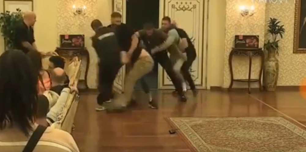 Zamalo devojci ODGRIZAO prste! Jedva sprečili KRVOPROLIĆE!