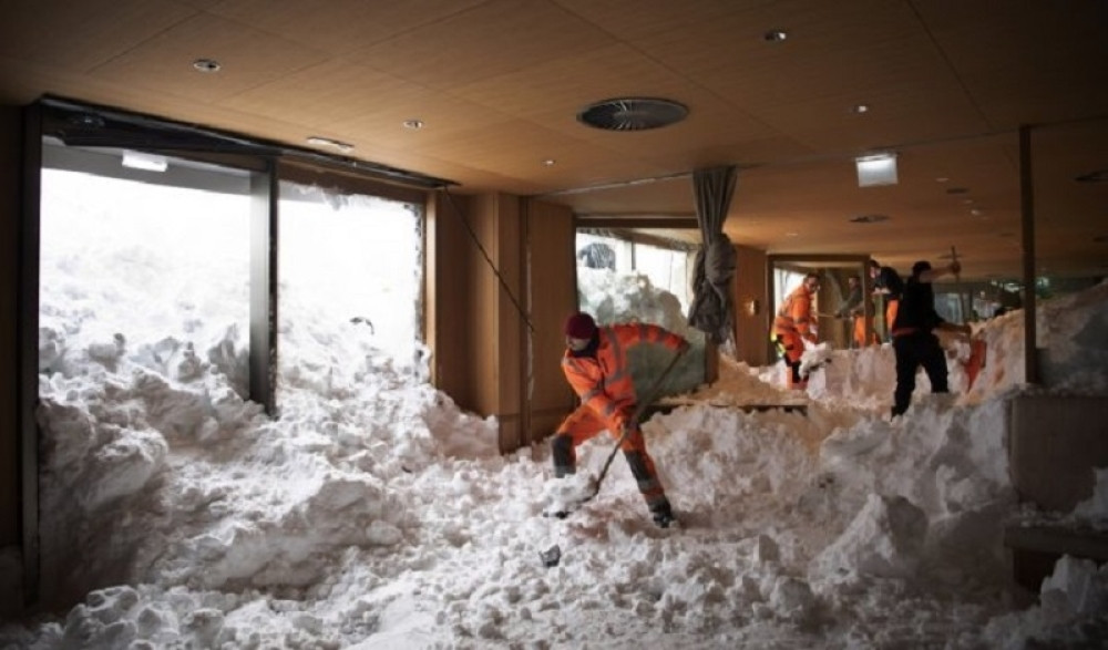 Najmanje 21 osoba poginula u snežnom nevremenu, lavina se sručila na hotel! (FOTO/VIDEO)