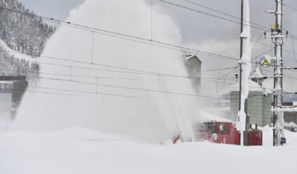 Građevinac čistio krov, pa pao sa šest metara! Ostao zatrpan između smetova!
