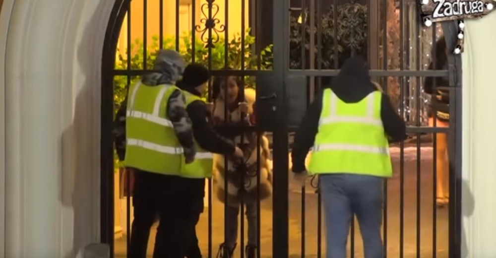 Krunićka usred žurke lupala u kapiju i urlala, obezbeđenje nije moglo da je smiri: Dođi pi*ko, glavu ću ti otkinuti!