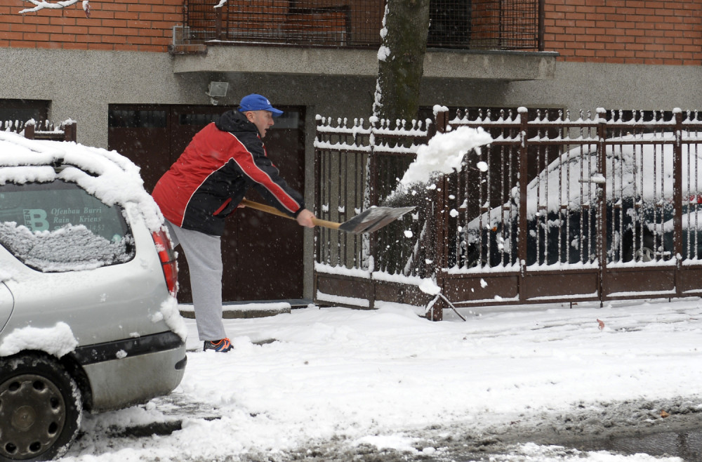Automobili zatrpani u snegu... svi se pitaju da li je ovo fotomontaža?! (FOTO)