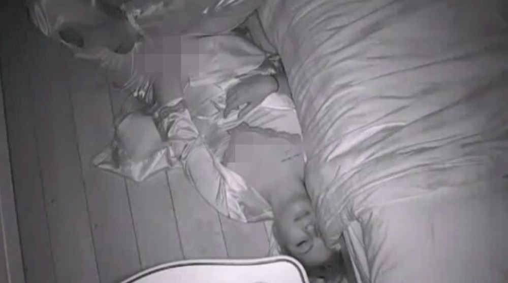 Nakon pijančenja legla na pod i krenula da masturbira! Zavukla je ruke u gaće, sve joj ispalo! (VIDEO 18+)