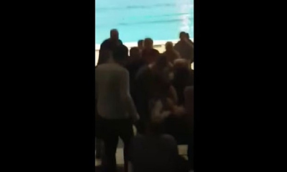 Skandal neviđenih razmera! Nasred utakmice na Banjici POBILI SE RODITELJI vaterpolista Partizana i Beograda! Nezapamćena šorka! (VIDEO)