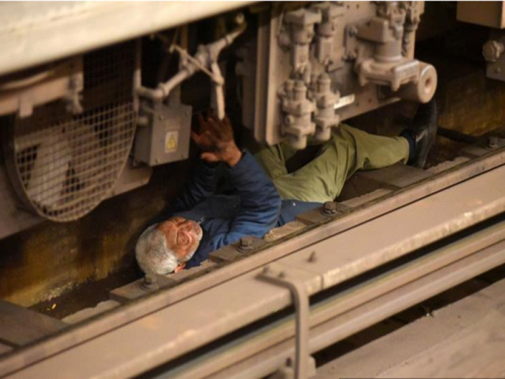 Svi su pojurili ka šinama, očekivali su da vide jezivu scenu, a onda se dogodilo ČUDO! (FOTO)