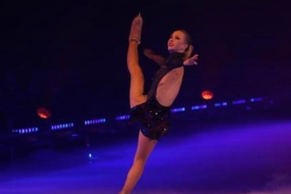 Skroz gola klizačica! NA SEBI NEMA NIŠTA, to je htela, to joj je bio san! (VIDEO 18+)