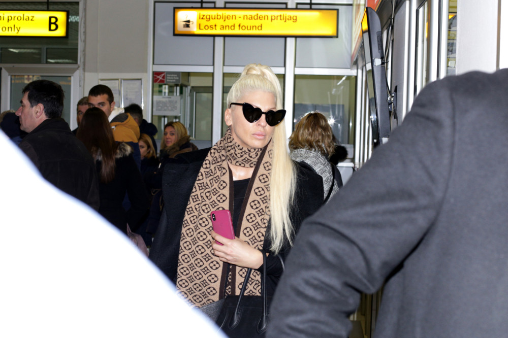 Evo kako je Karleuša organizovala SPEKTAKULARNI BEG od novinara! Sumnja se da joj je ON POMOGAO!