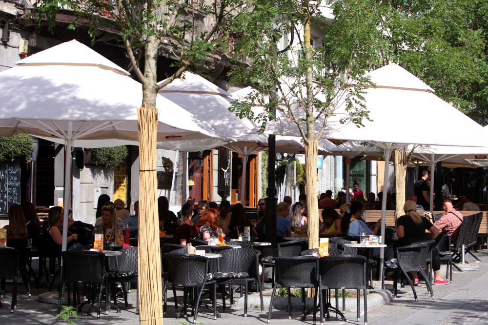 Ugostitelji prave žurke po kafićima za vreme policijskog časa