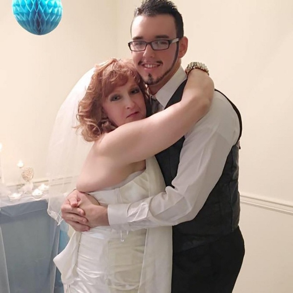 Upoznala ga je na SAHRANI SVOG SINA, zaprosio ju je posle dve nedelje, a otkrili su i kako izgleda njihov S*KS! (FOTO)