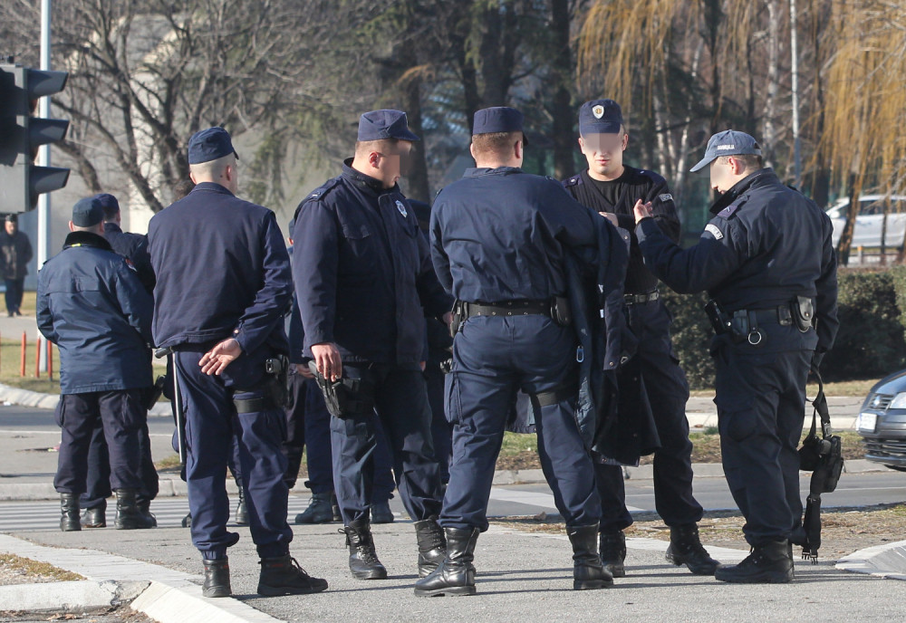Bolje se pozabavite stotinama hiljada dinara koje je vaš "prijatelj" potrošio na FEJSLIFTING i po kafanama!