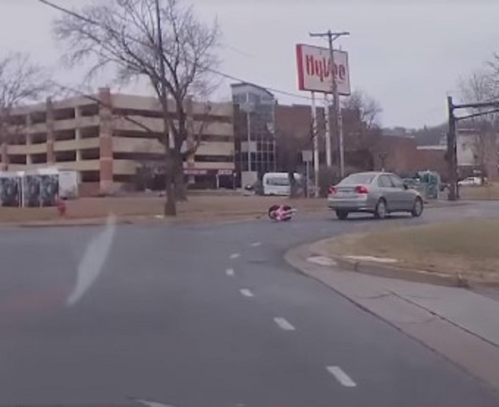 Dete ispalo iz automobila i otkotrljalo se na kolovoz, majka nastavila da vozi (UZNEMIRUJUĆ VIDEO)