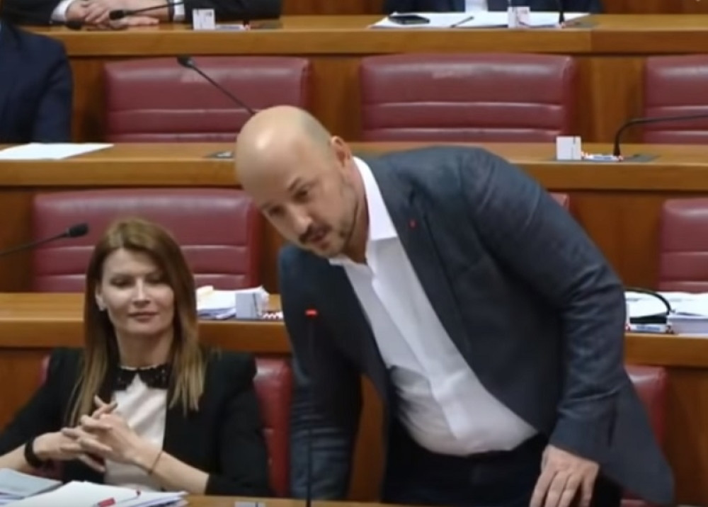 Opozicioni poslanik gađao Plenkovića OVIM PREDMETOM! Sekundu posle nastao je HAOS! (VIDEO)