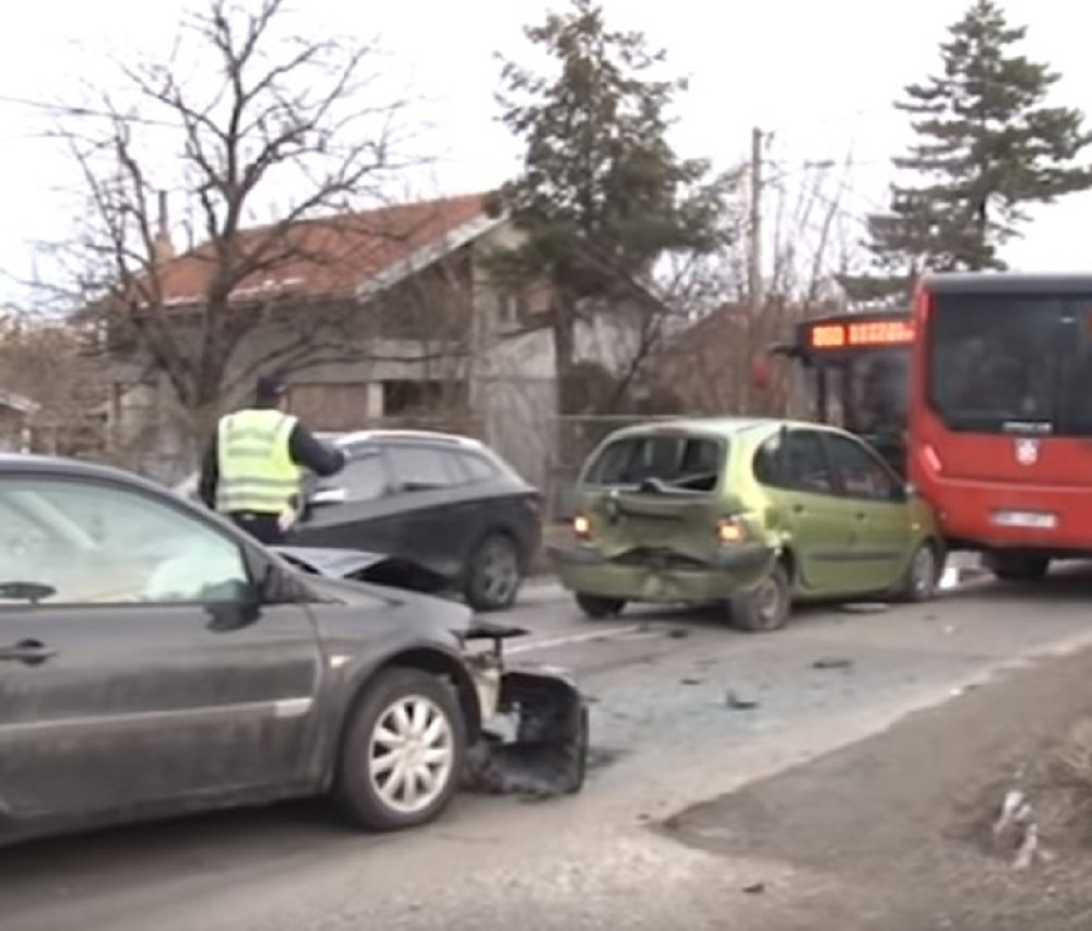 Automobil se zakucao u drugi, pa u autobus GSP! (VIDEO)