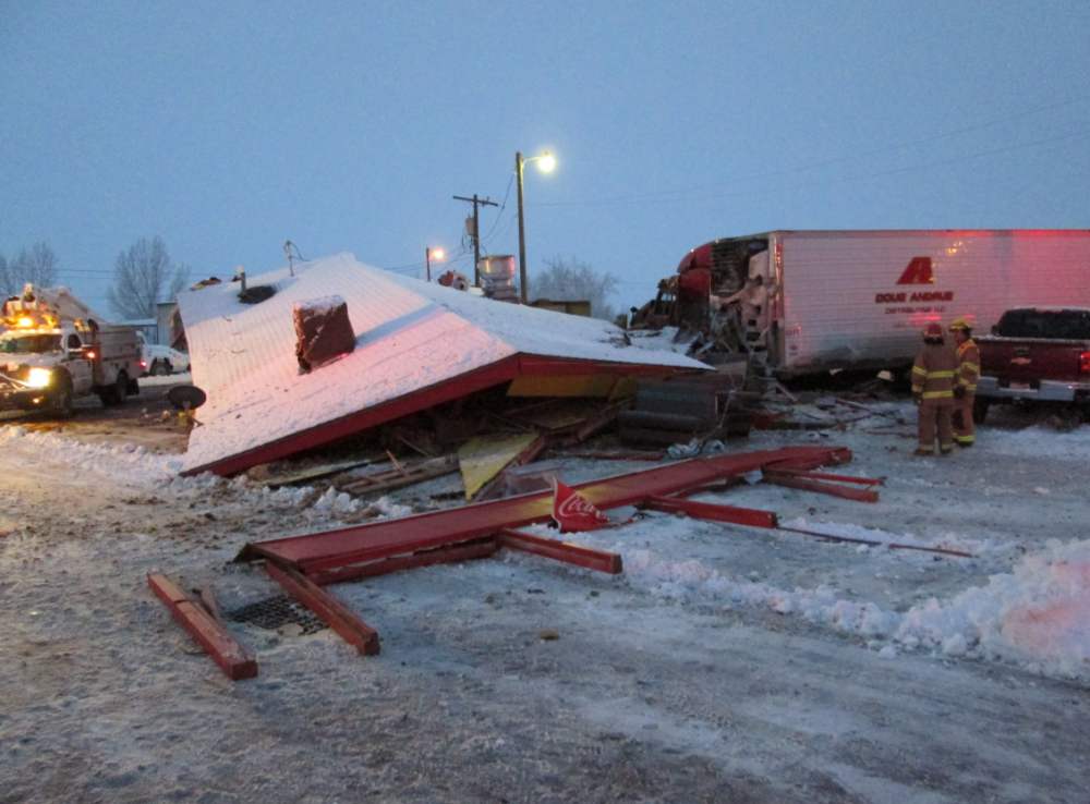 Ogroman kamion sleteo s puta, pa sravnio sa zemljom RESTORAN, troje povređeno! (FOTO)