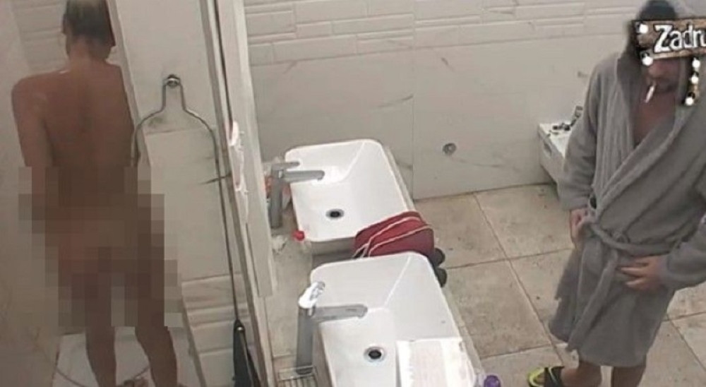 Mokra i vrela akcija Lune i Marka ispod tuša! Navalili jedno na drugo, ne mogu da se obuzdaju! (VIDEO)