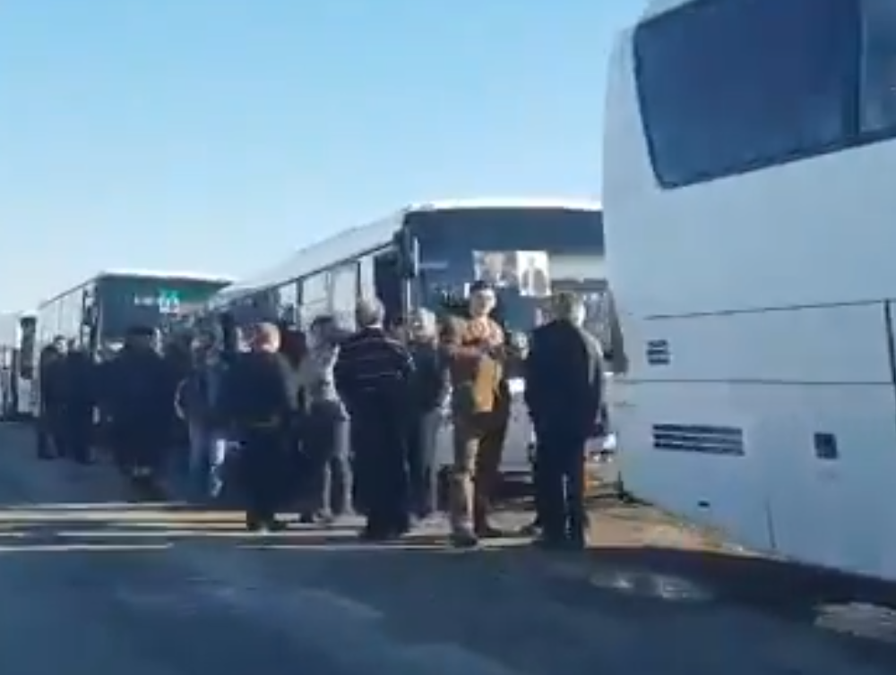 Novinar Slobodan Georgiev je prošao pored ljudi koji su došli da podrže Putina i rekao REČENICU ZBOG KOJE TREBA DA GA JE SRAMOTA!