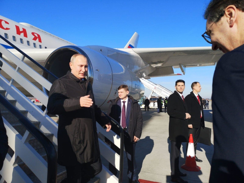Ovo su prve fotografije sa aerodroma! Pogledajte veličanstveni susret Putina i Vučića! (FOTO)