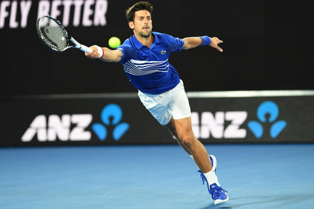 Novak se zaleteo, sapleo i pao, PA PREVRNUO NA GLAVU!  (VIDEO)