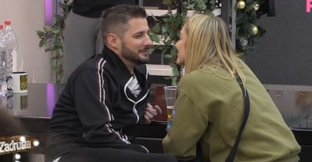 S*ks Lune i Marka! Razvalili tuš kabinu u pola noći, čuli se žestoki UZDASI! (VIDEO 18+)