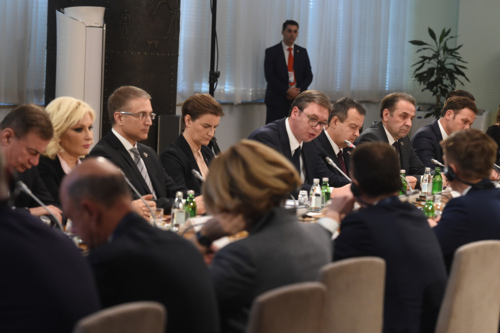 Poštovala se tradicija, igralo se kolo, a Dačić je Putinu OTPEVAO OVE DVE PESME!