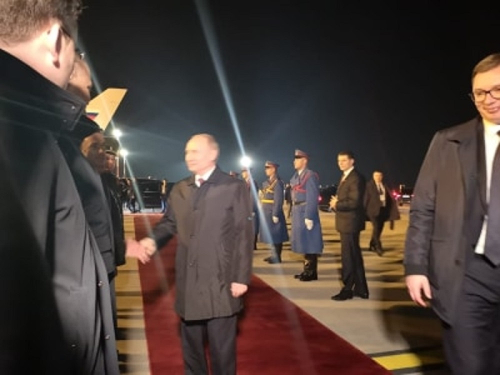 Vučić i Putin se izgrlili, nakon čega se predsednik Rusije poklonio Srbiji (GALERIJA)