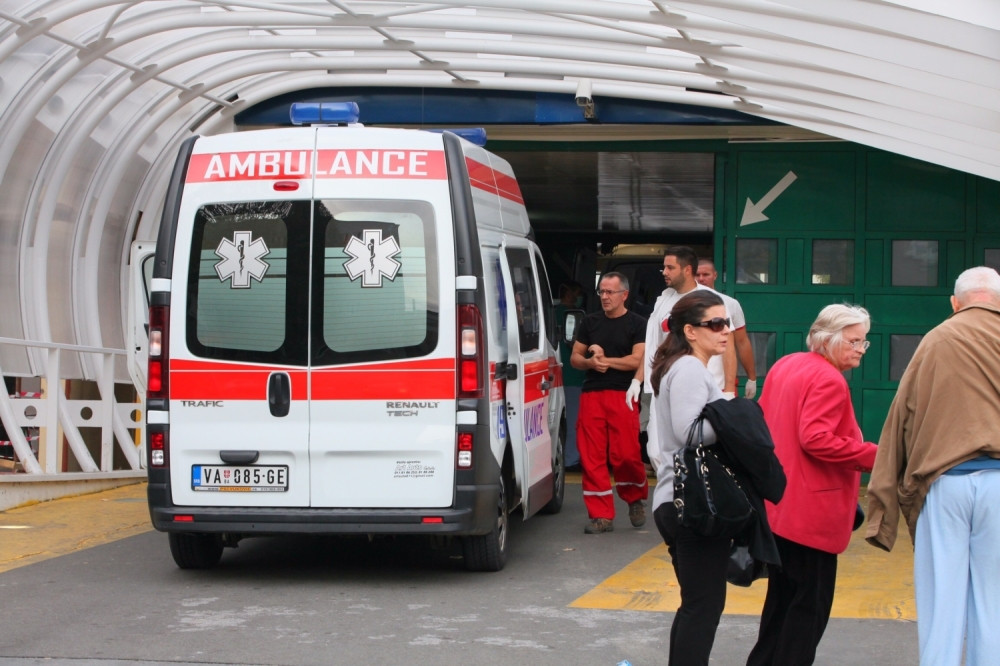 Tinejdžer (18) progutao hemijsku olovku u beogradskoj školi, hitno prevezen u Urgentni centar!
